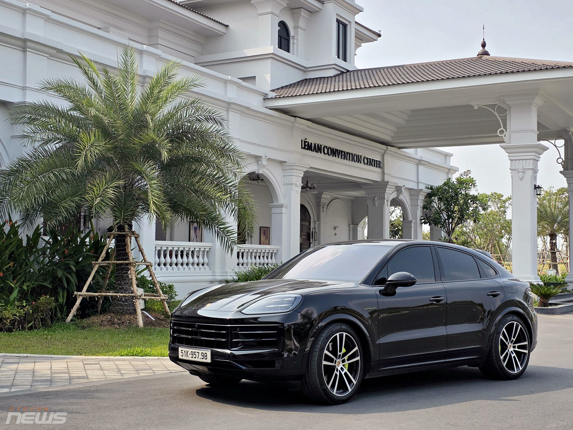 Porsche Cayenne E-Hybrid có gì khi giá xe chạm mốc gần 7 tỷ đồng?