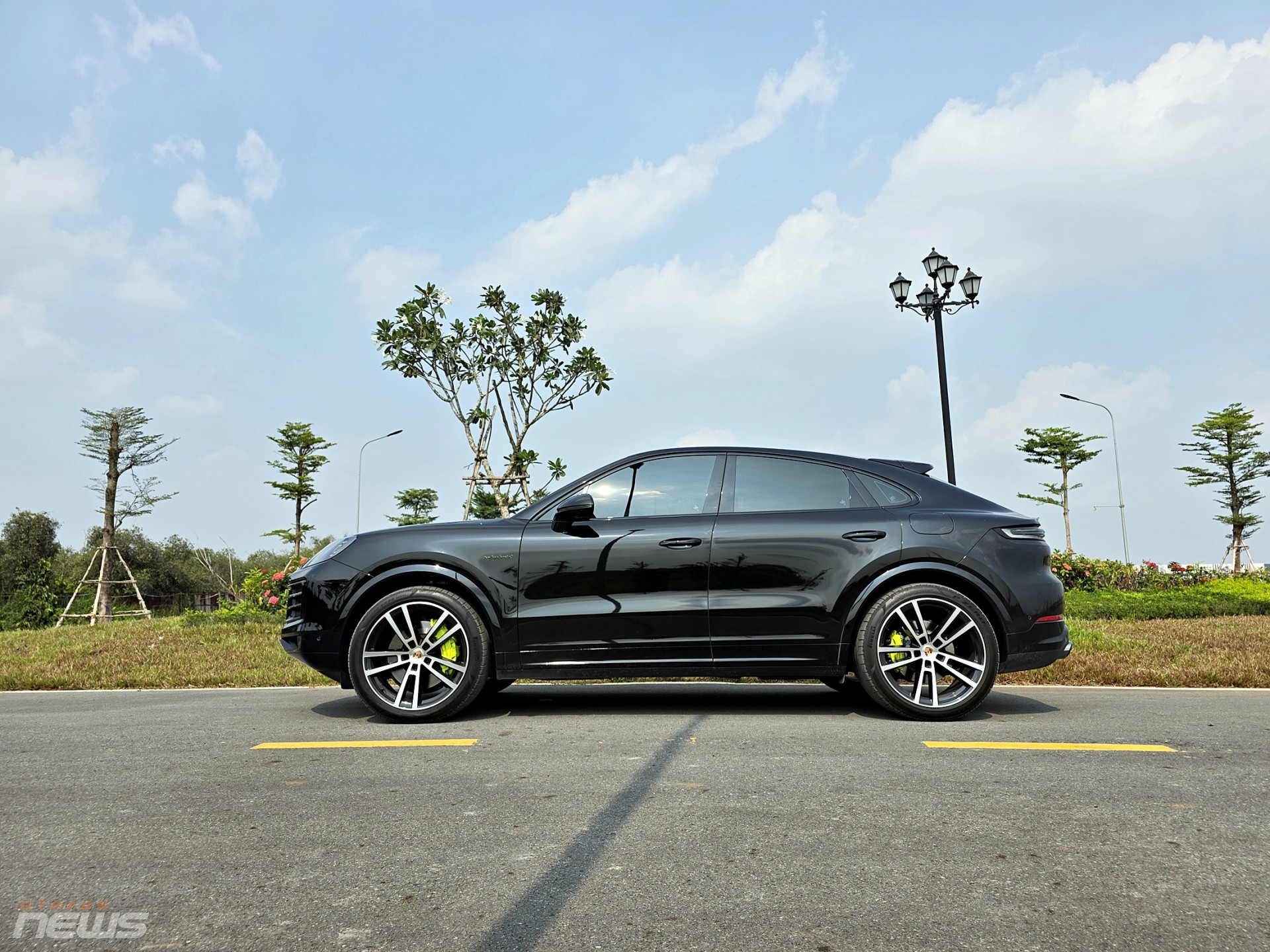 Mui xe thấp kết hợp nắp ca-pô dập nổi giúp tổng thể chiếc SUV này mang dáng dấp của một mẫu coupe hiệu suất cao thay vì SUV truyền thống.