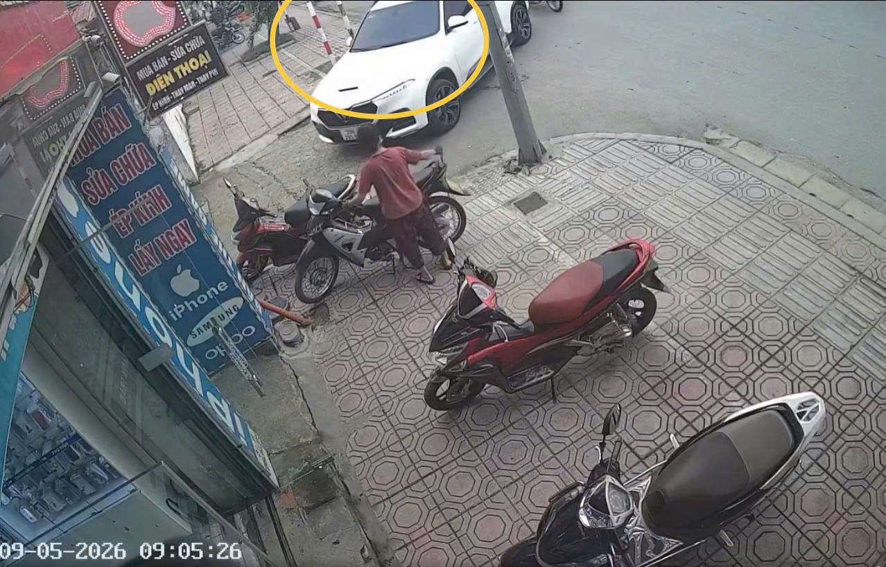 Hà Nội: Người đi xe máy bị cuốn vào gầm xe tải sau va chạm liên hoàn