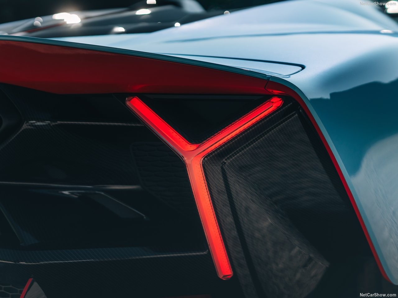Lamborghini Fenomeno Roadster: Siêu xe mui trần phiên bản giới hạn trình làng Lamborghini Fenomeno Roadster: Siêu xe mui trần phiên bản giới hạn trình làng