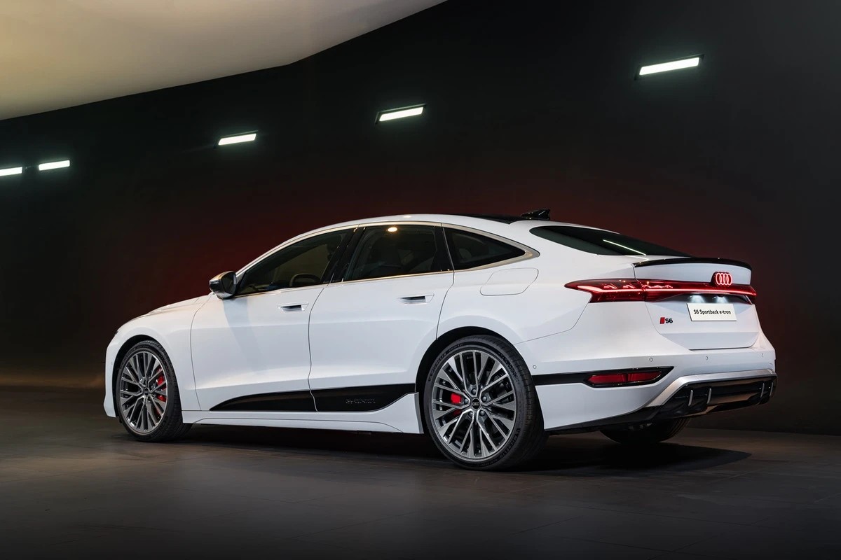 Audi S6 Sportback e-tron ra mắt Việt Nam, xe điện thể thao giá từ 4,199 tỷ đồng Audi S6 Sportback e-tron ra mắt Việt Nam, xe điện thể thao giá từ 4,199 tỷ đồng