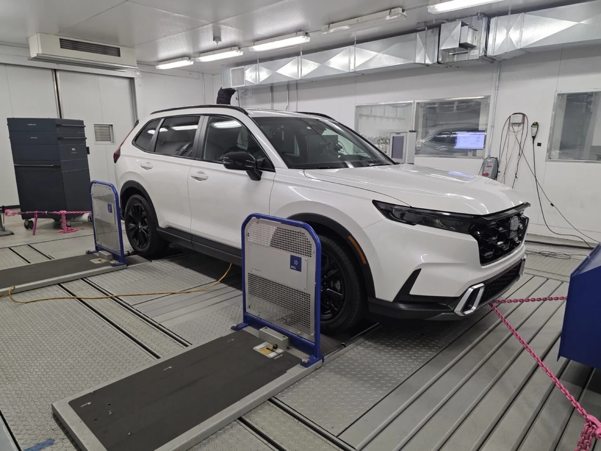 Nghiên cứu cho thấy xe điện không thích trời lạnh, còn xe hybrid ghét trời nóng Hình ảnh xe điện và xe hybrid trong phòng nghiên cứu thử nghiệm của AAA
