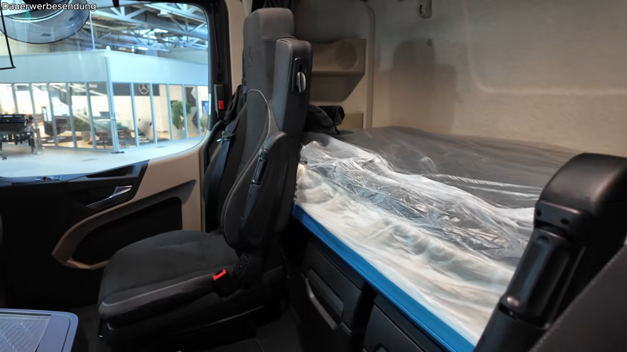 Youtuber dự định lái xe tải điện Mercedes-Benz đi vòng quanh thế giới trong 80 lần sạc Youtuber dự định lái xe tải điện Mercedes-Benz đi vòng quanh thế giới trong 80 lần sạc