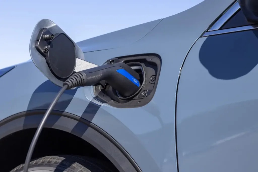 Xe hybrid có sạc điện không? Các dòng xe xăng lai điện tại Việt Nam hiện nay