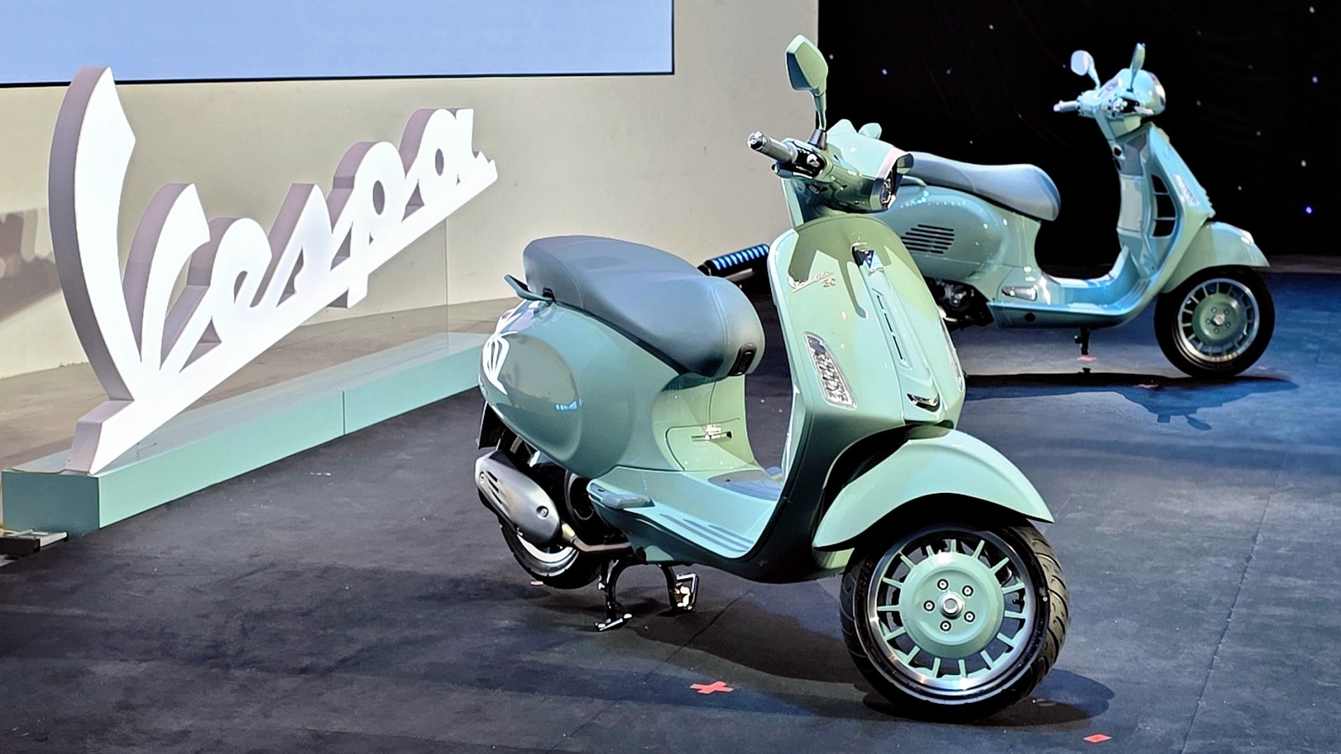 Bộ sưu tập Vespa 80 năm ra mắt, thêm bản Sprint 180 mới