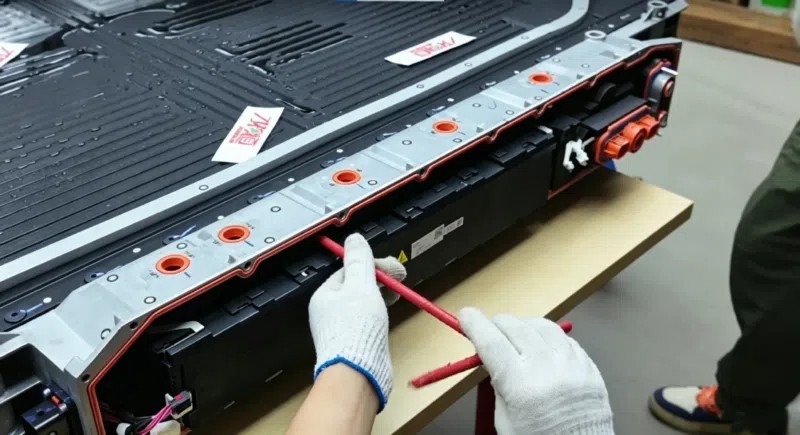 Pin BYD Blade 2.0 trải qua màn Pin BYD Blade 2.0 trải qua màn
