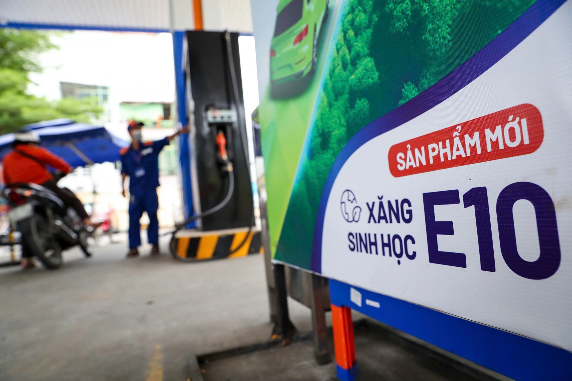Giá xăng E10 mới nhất hôm nay, E10 rẻ hơn RON95?