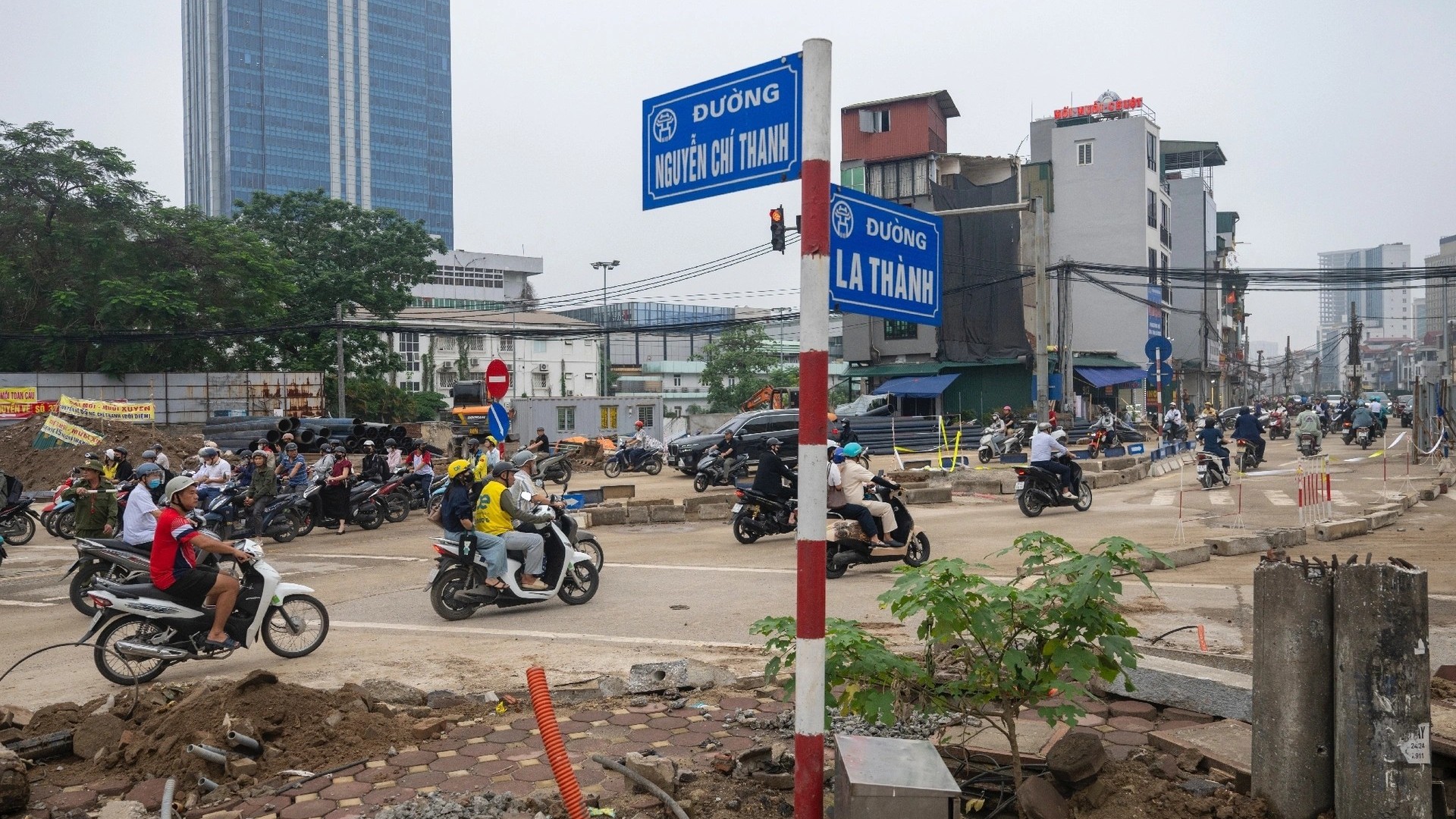 Giao thông hỗn loạn ngày đầu phân luồng nút La Thành - Nguyễn Chí Thanh