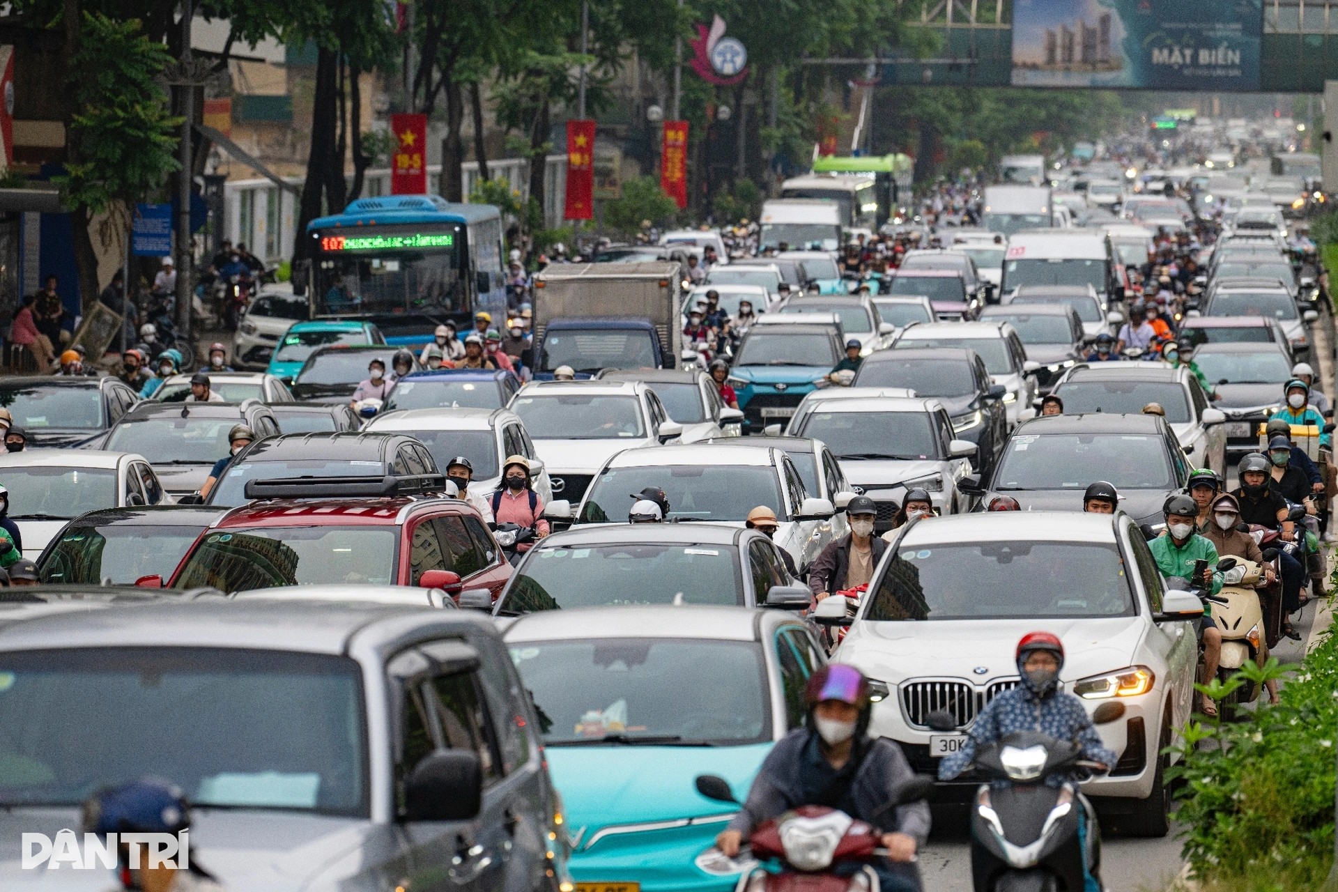 Giao thông hỗn loạn ngày đầu phân luồng nút La Thành - Nguyễn Chí Thanh phân luồng nút La Thành - Nguyễn Chí Thanh