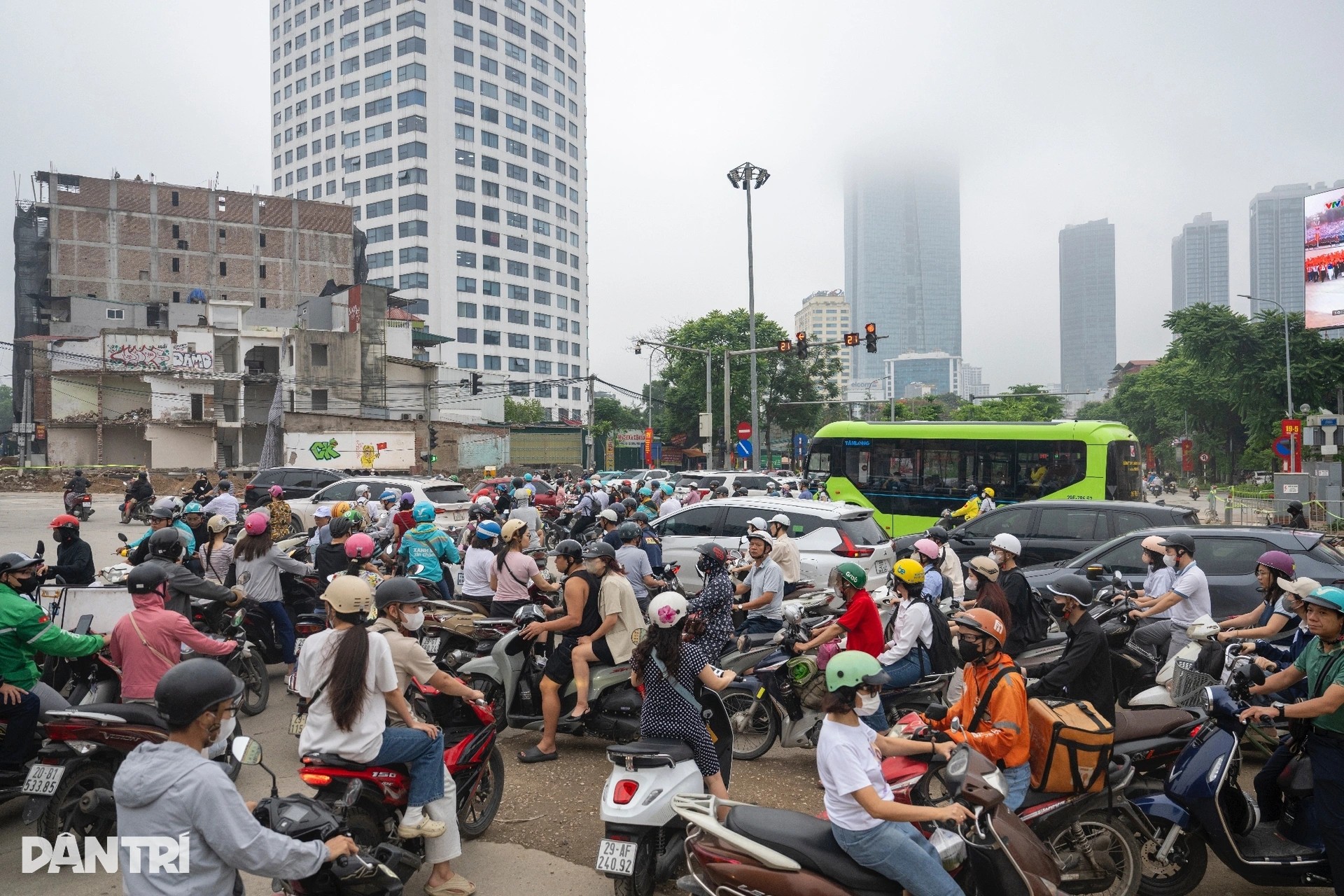 Giao thông hỗn loạn ngày đầu phân luồng nút La Thành - Nguyễn Chí Thanh Giao thông hỗn loạn ngày đầu phân luồng nút La Thành - Nguyễn Chí Thanh