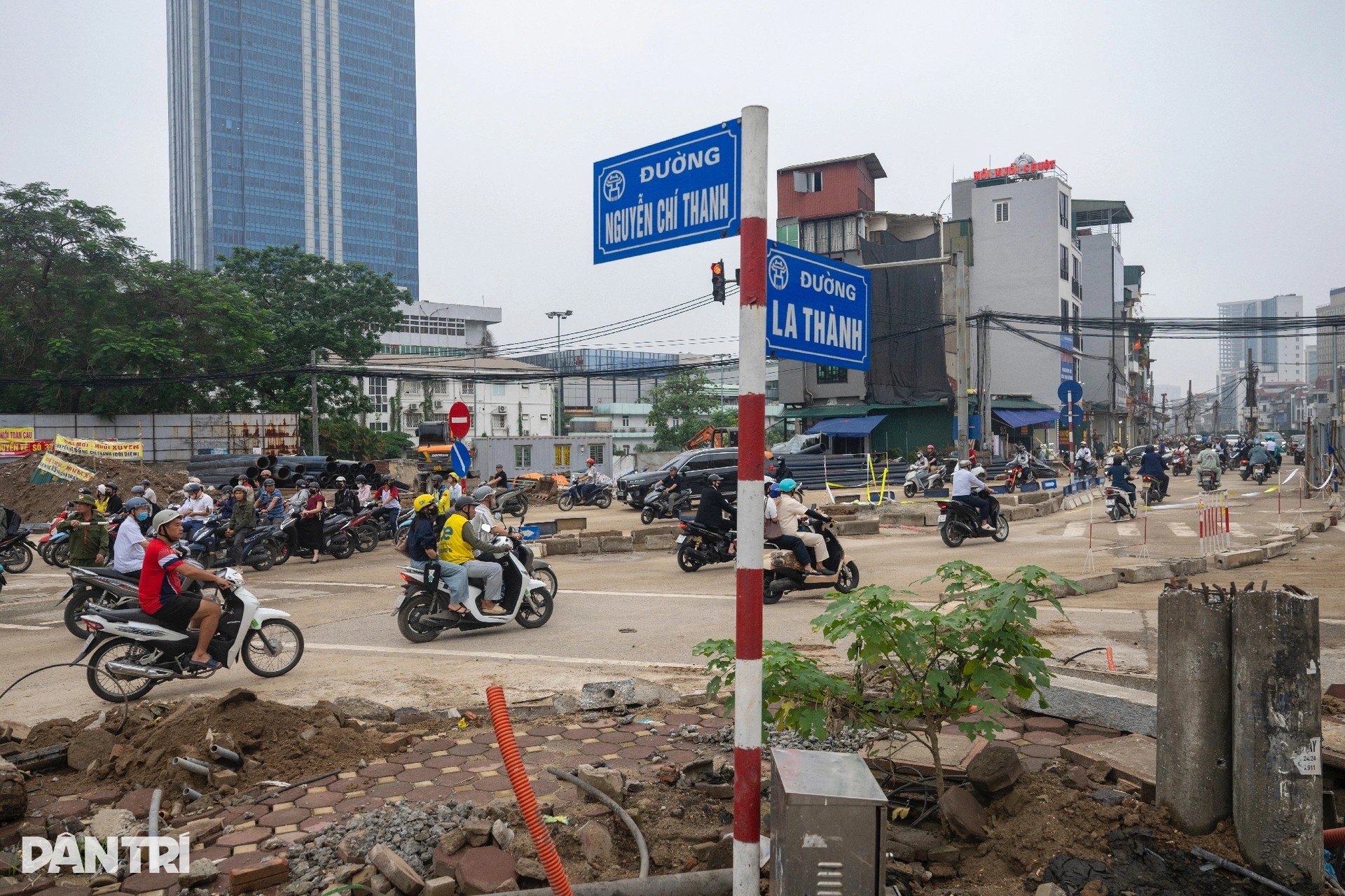 Giao thông hỗn loạn ngày đầu phân luồng nút La Thành - Nguyễn Chí Thanh Giao thông hỗn loạn ngày đầu phân luồng nút La Thành - Nguyễn Chí Thanh