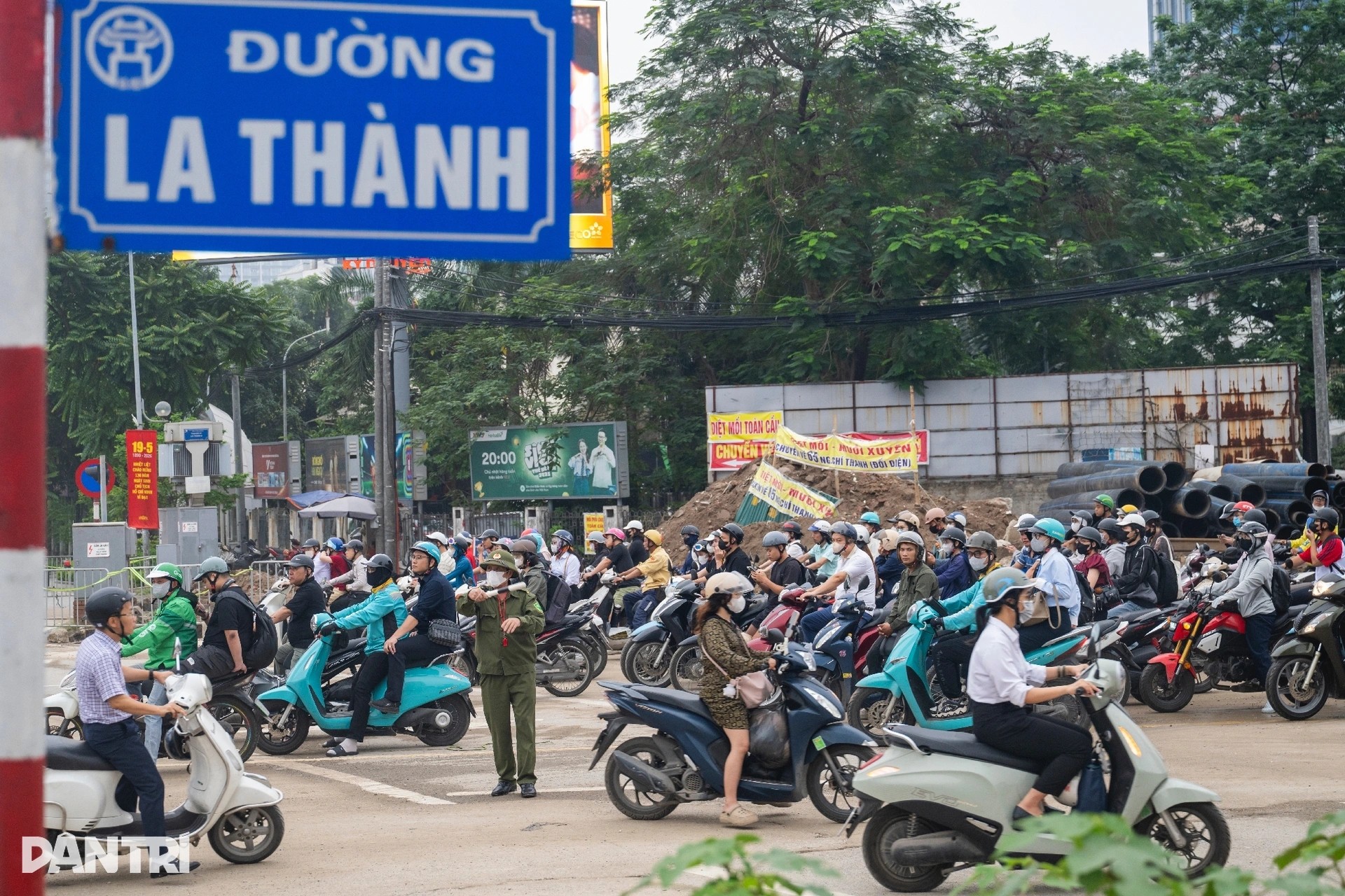 Giao thông hỗn loạn ngày đầu phân luồng nút La Thành - Nguyễn Chí Thanh Giao thông hỗn loạn ngày đầu phân luồng nút La Thành - Nguyễn Chí Thanh