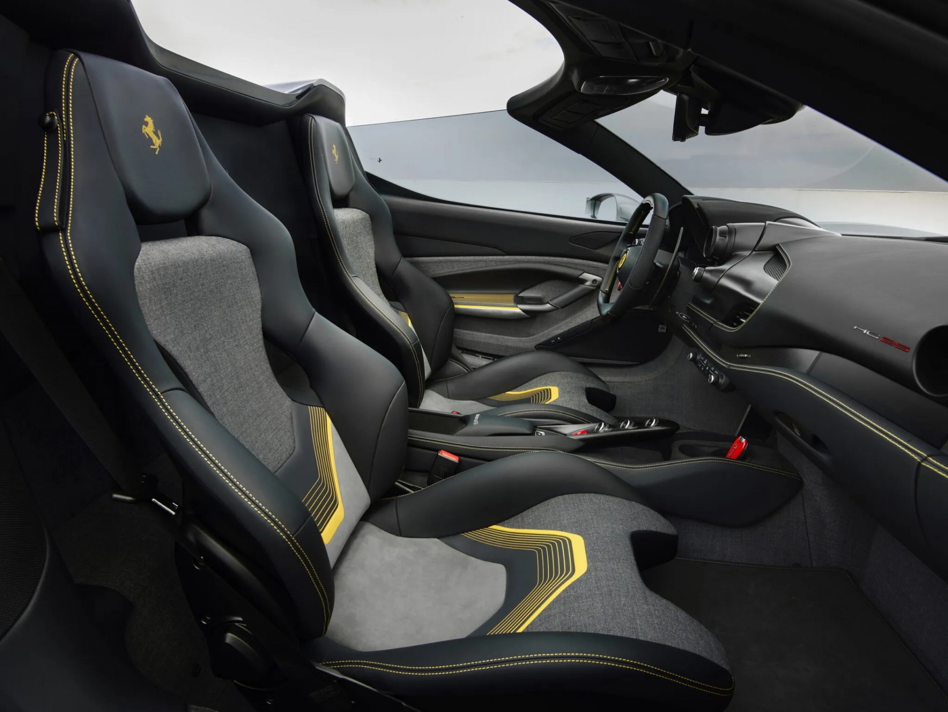 Ferrari HC25 ra mắt: Siêu xe độc bản tri ân kỷ nguyên V8 không hybrid của hãng Ý Nội thất của Ferrari HC25