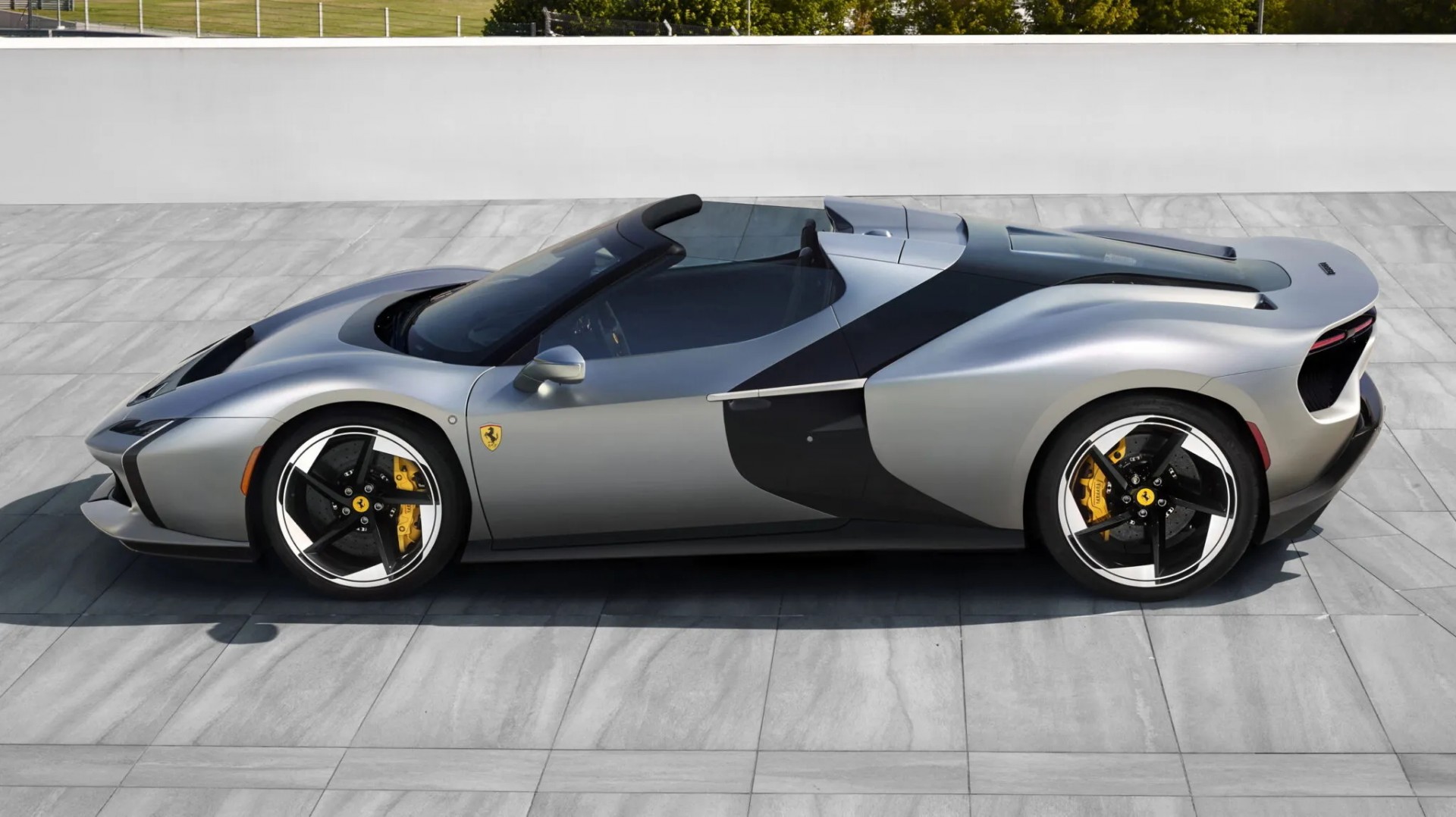 Ferrari HC25 ra mắt: Siêu xe độc bản tri ân kỷ nguyên V8 không hybrid của hãng Ý Phía bên của Ferrari HC25