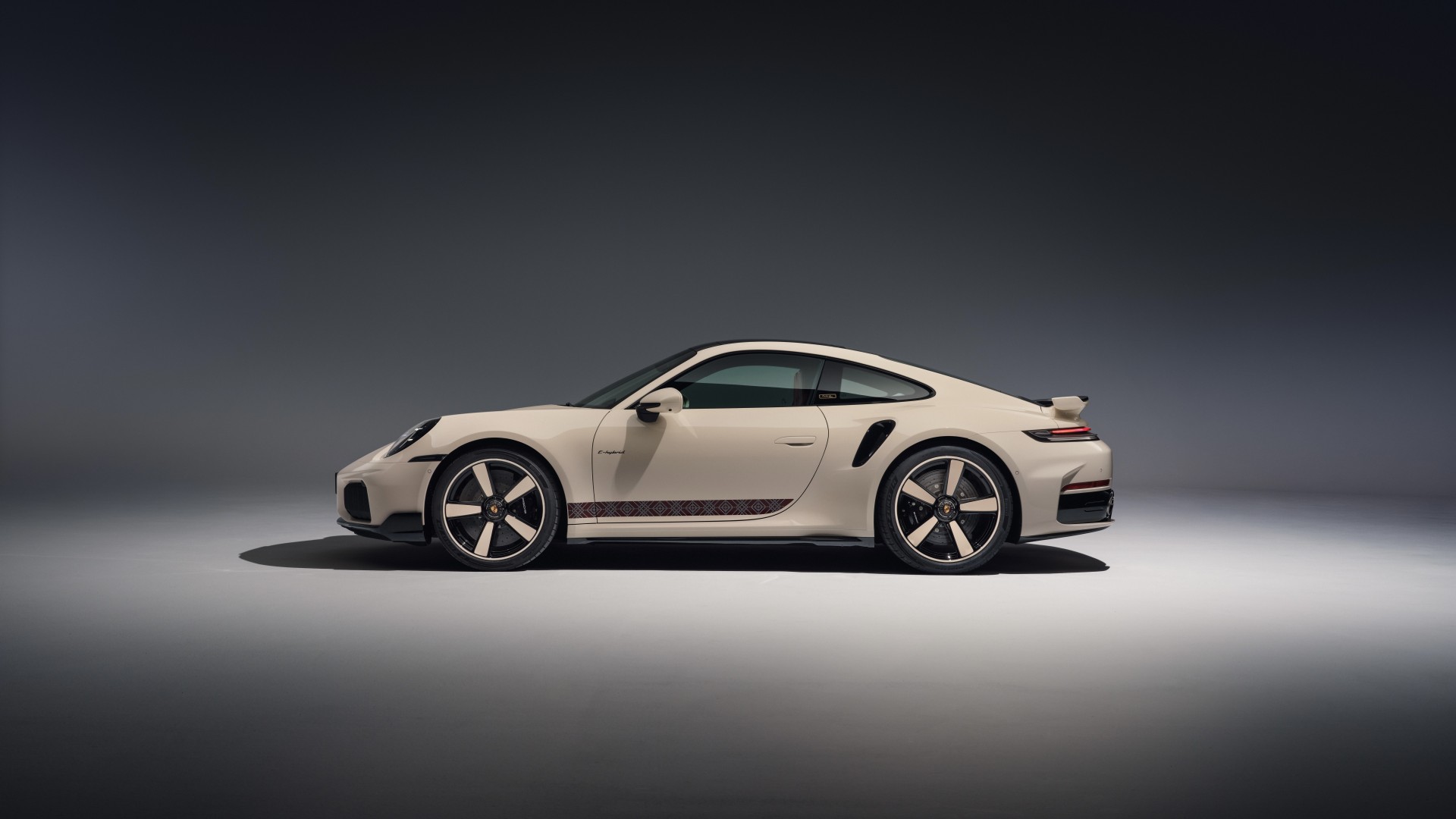 Porsche 911 Turbo S Sadu Edition trình làng, giới hạn 20 chiếc độc quyền tại Kuwait