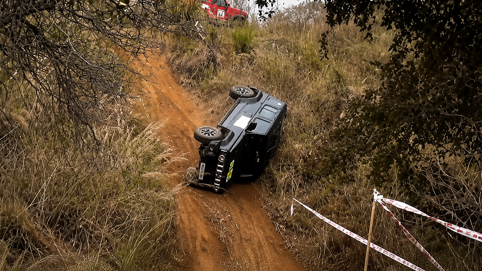 Suzuki Jimny lật ba vòng trong giải off road, tài xế vẫn tự lái xe ra ngoài Suzuki Jimny lật ba vòng trong giải off road, tài xế vẫn tự lái xe ra ngoài