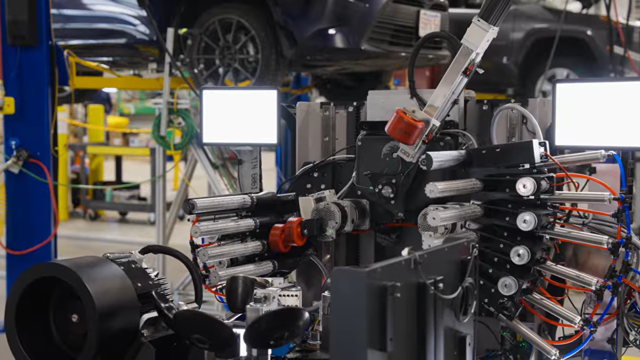 Đây là hệ thống robot AI tự động thay lốp ô tô mà không cần tháo bánh xe Đây là hệ thống robot AI tự động thay lốp ô tô mà không cần tháo bánh xe
