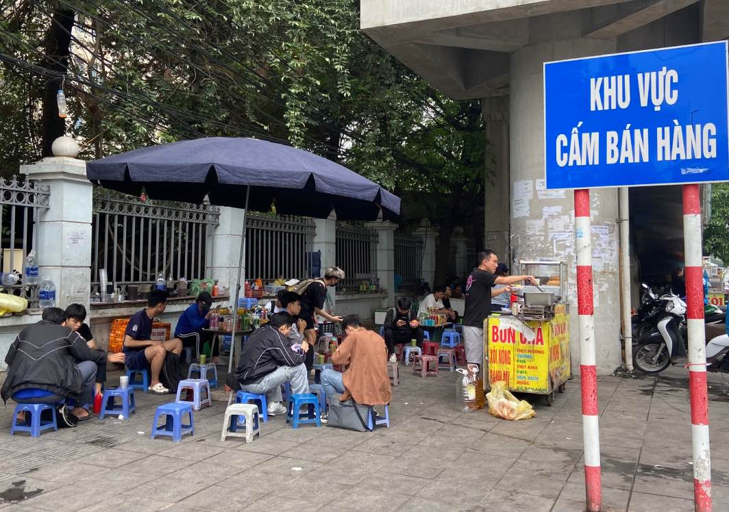 Đề xuất tăng mức phạt gấp đôi với hành vi lấn chiếm vỉa hè, lòng đường tại Hà Nội Đề xuất tăng mức phạt gấp đôi với hành vi lấn chiếm vỉa hè, lòng đường tại Hà Nội