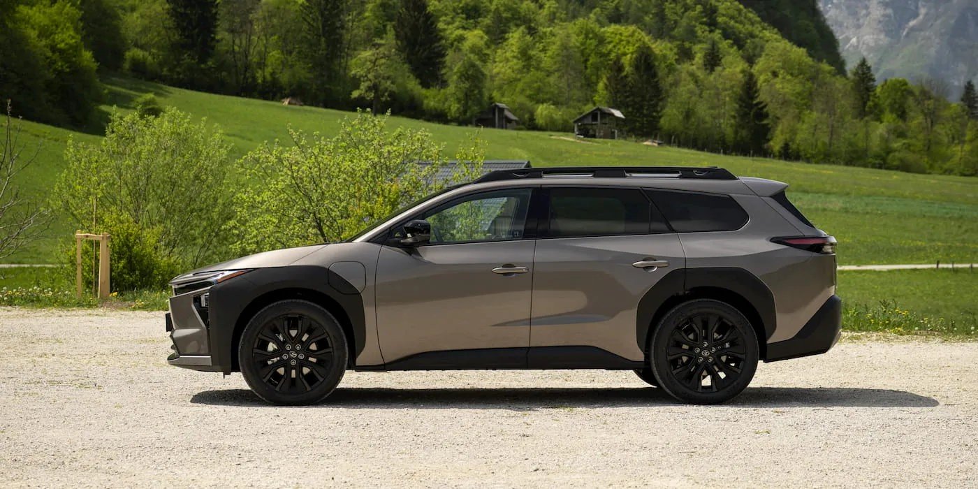 Toyota bZ4X Touring ra mắt: SUV mạnh nhất của hãng xe Nhật ngoài dòng GR, chạy tối đa 591 km Phía bên của Toyota bZ4X Touring