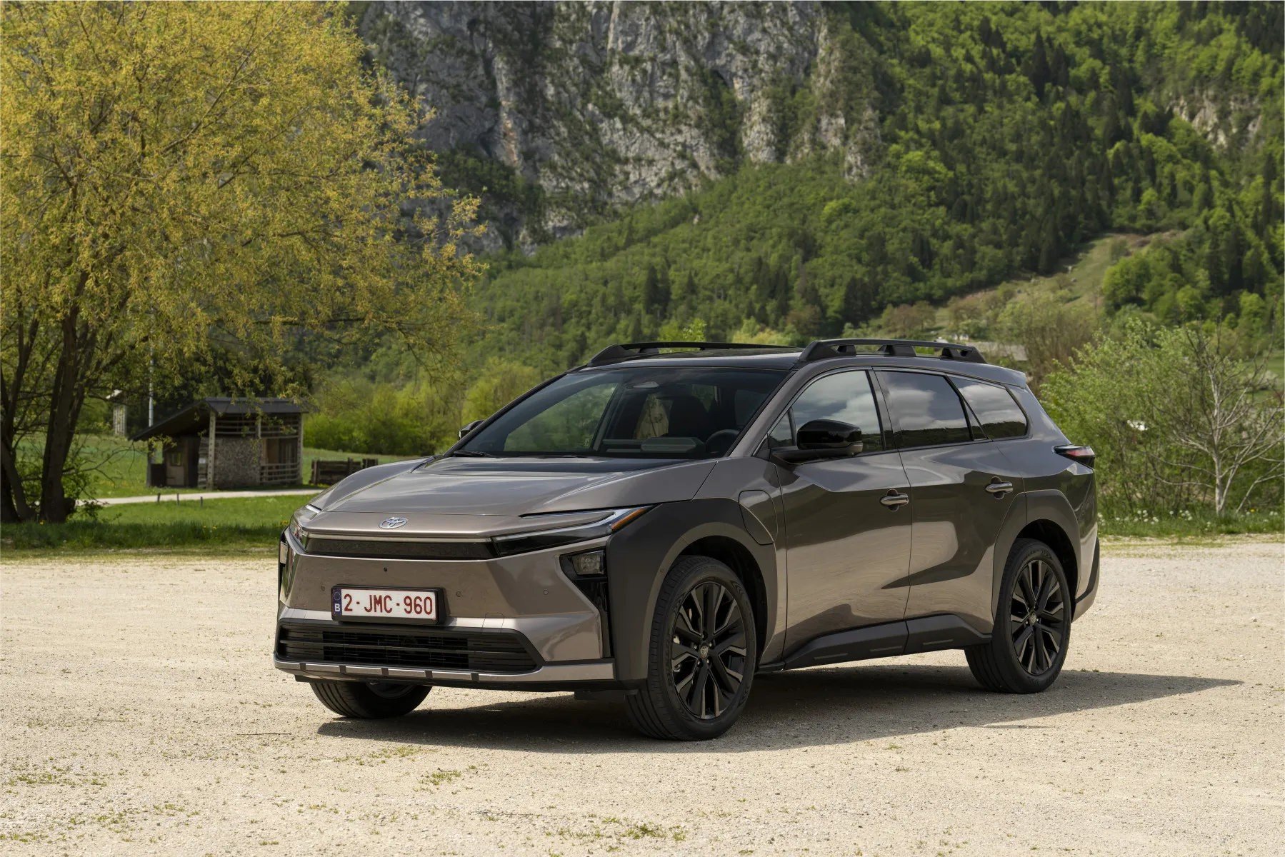 Toyota bZ4X Touring ra mắt: SUV mạnh nhất của hãng xe Nhật ngoài dòng GR, chạy tối đa 591 km Phía trước của Toyota bZ4X Touring