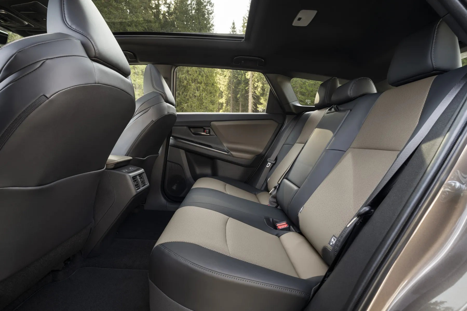 Toyota bZ4X Touring ra mắt: SUV mạnh nhất của hãng xe Nhật ngoài dòng GR, chạy tối đa 591 km Hàng ghế sau của Toyota bZ4X Touring