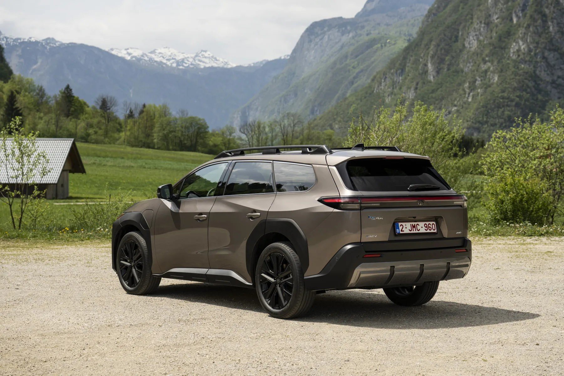 Toyota bZ4X Touring ra mắt: SUV mạnh nhất của hãng xe Nhật ngoài dòng GR, chạy tối đa 591 km Phía sau của Toyota bZ4X Touring