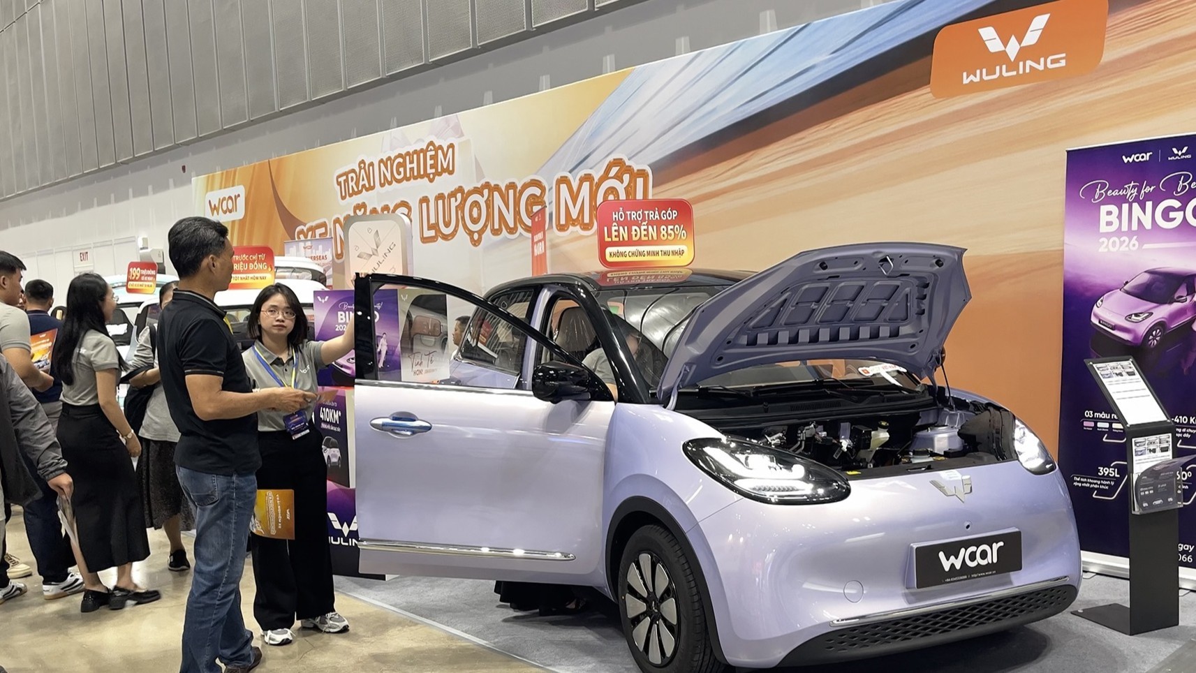 Triển lãm năm nay cũng ghi nhận sự tham gia của WCar, nền tảng bán lẻ xe năng lượng mới từ Trung Quốc. Đơn vị này giới thiệu các mẫu xe đô thị xanh như Wuling Bingo, Macaron, Grango và Bestune Xiaoma.