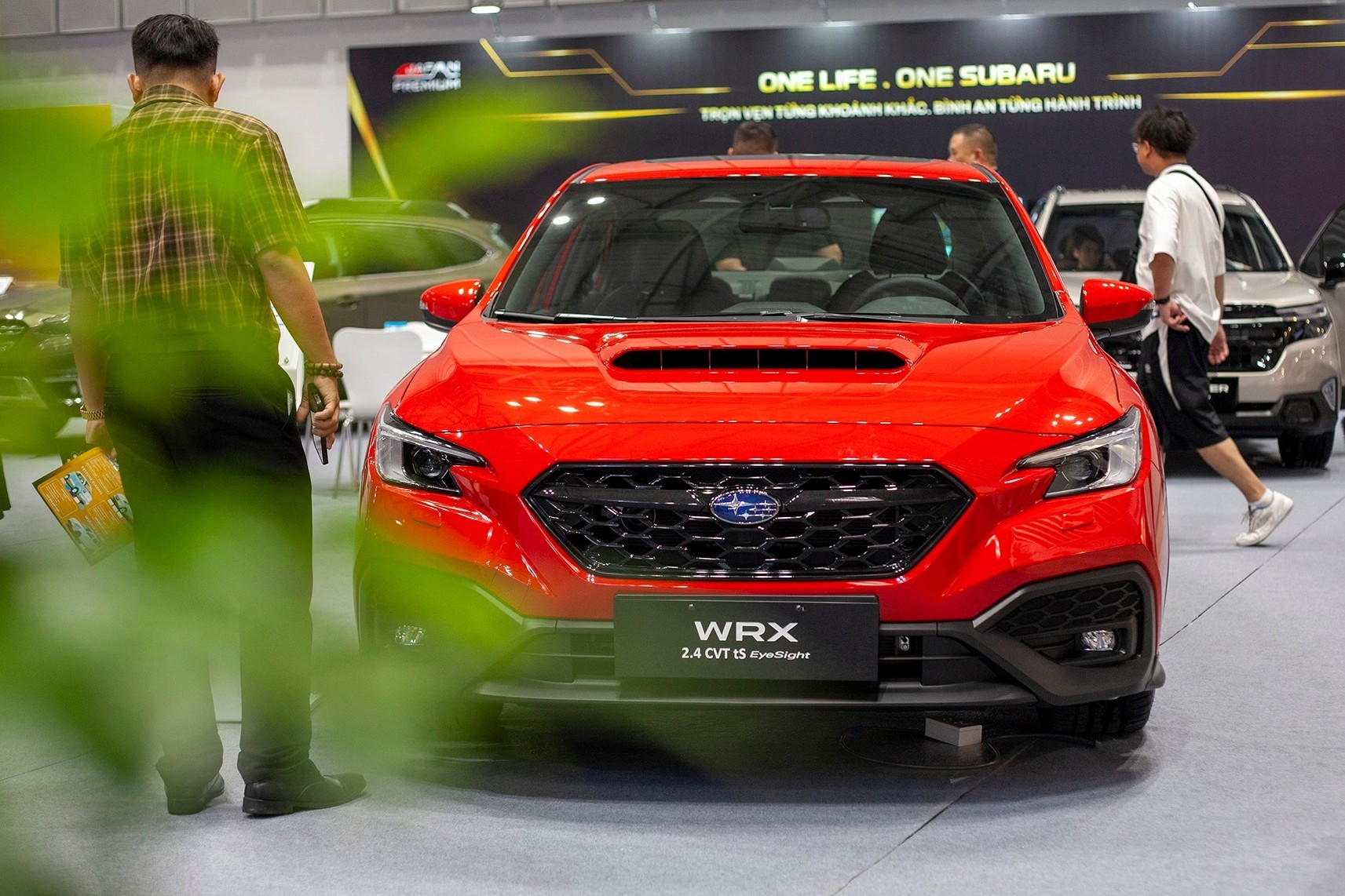 Subaru Việt Nam mang đến các mẫu xe du lịch tiêu biểu, trong đó có Forester hoàn toàn mới sử dụng động cơ Boxer 2.5L, bên cạnh Outback, Crosstrek và BRZ. Sự góp mặt của Subaru cho thấy triển lãm không chỉ là sân chơi của linh kiện và phụ tùng, mà còn là nơi các hãng xe giới thiệu công nghệ an toàn, vận hành và trải nghiệm sản phẩm.