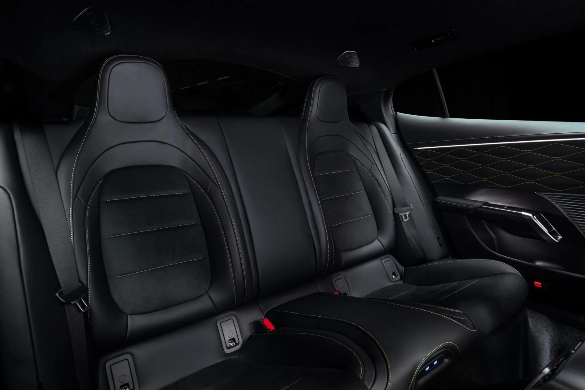 Hàng ghế sau của Mercedes-AMG GT 2027