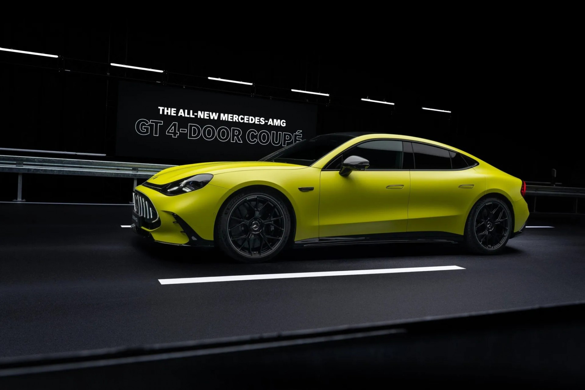 Phía bên của Mercedes-AMG GT 2027