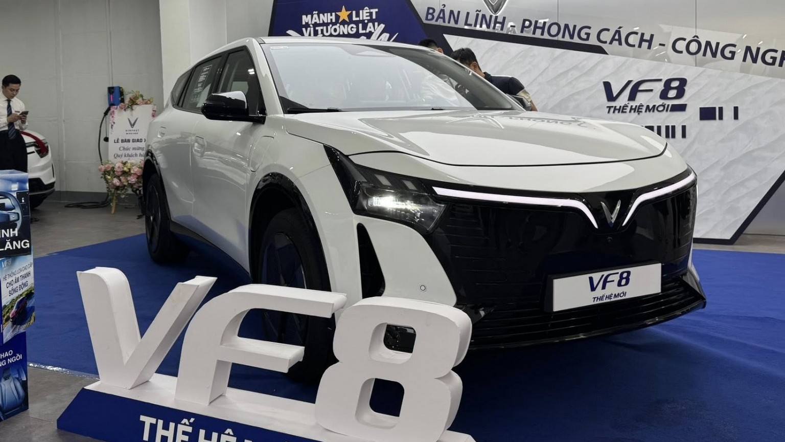 Xem VinFast VF 8 thế hệ mới trưng bày tại đại lý