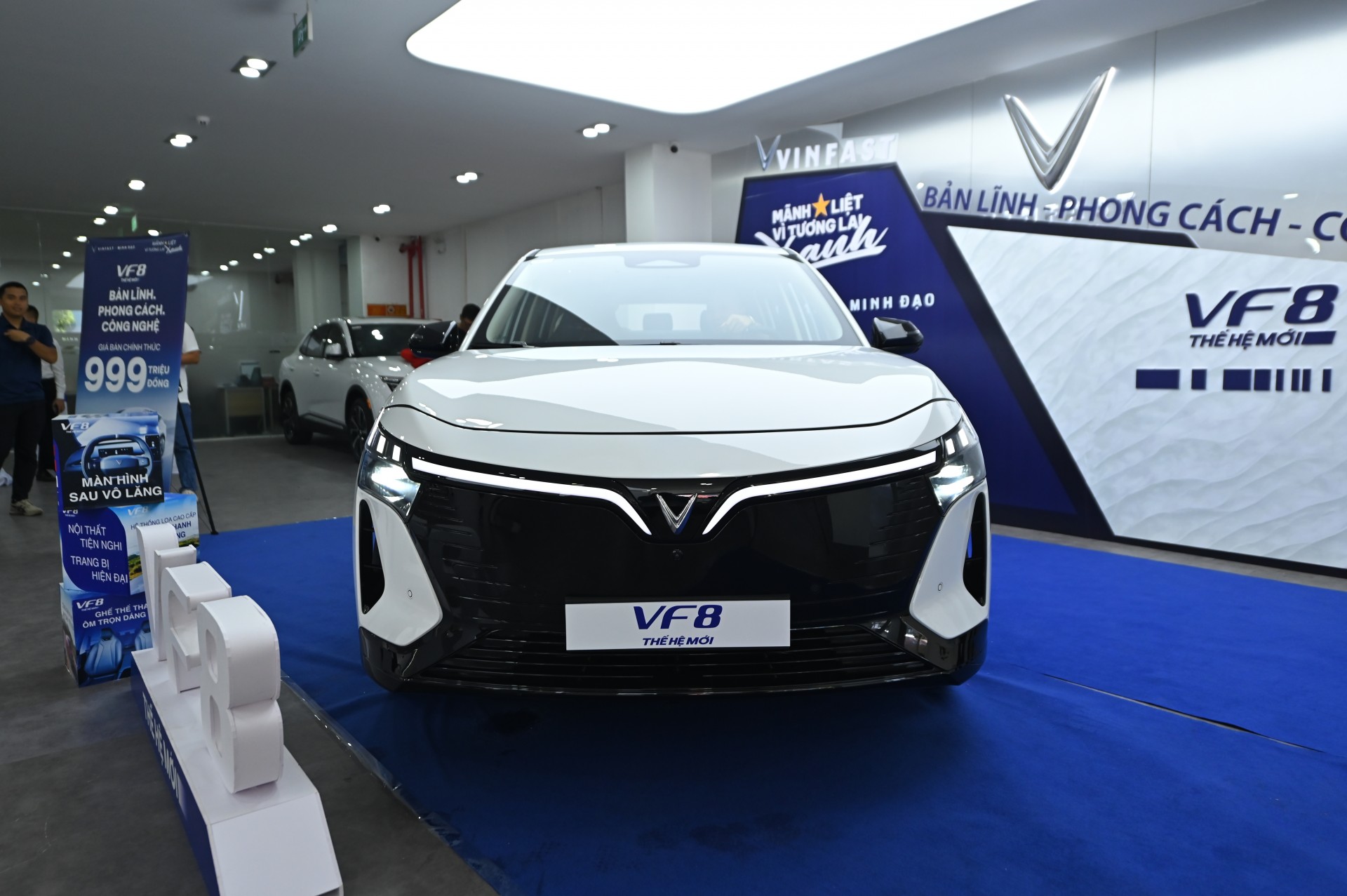 Xem VinFast VF 8 thế hệ mới trưng bày tại đại lý