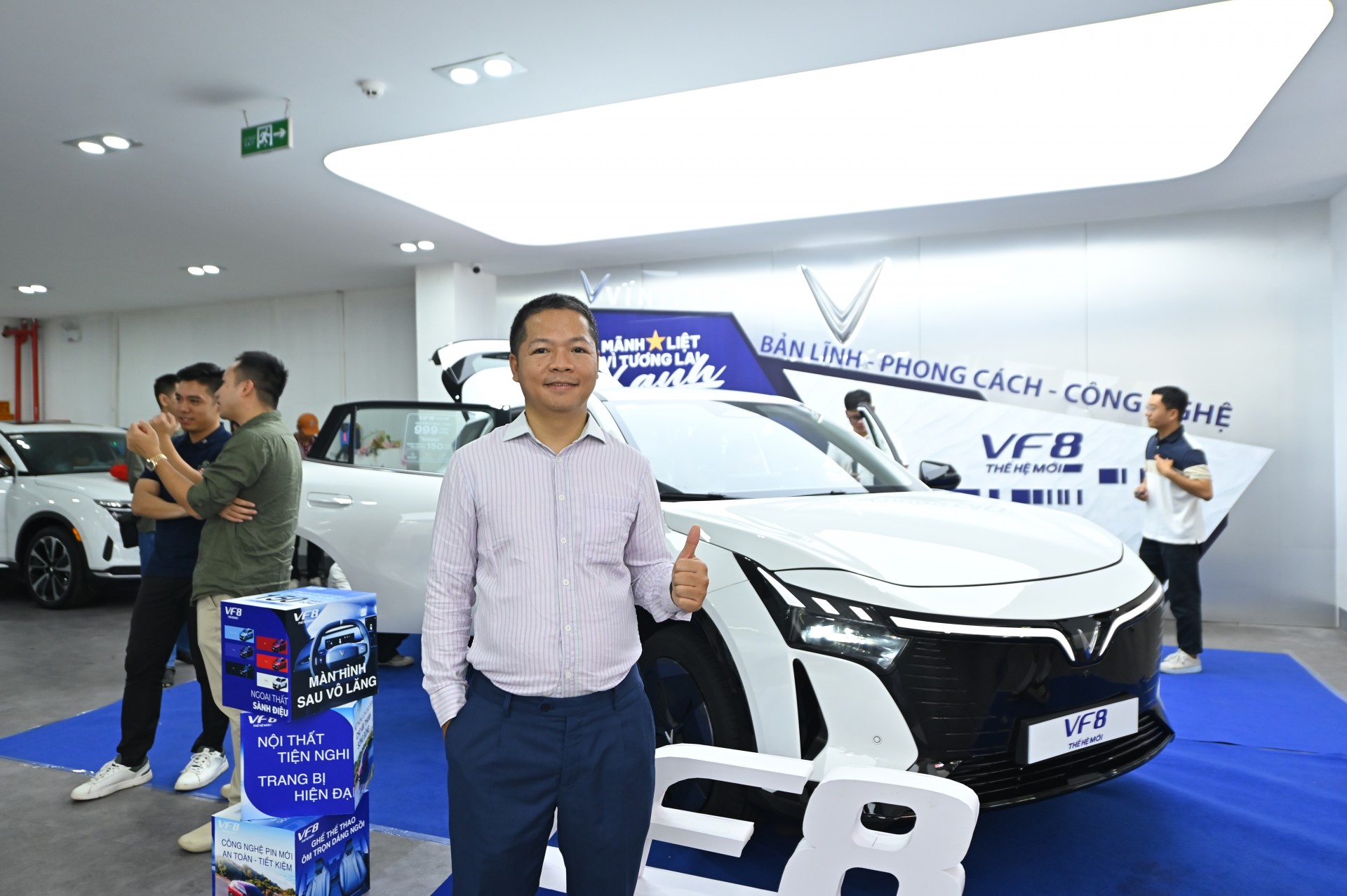 Xem VinFast VF 8 thế hệ mới trưng bày tại đại lý Xem VinFast VF 8 thế hệ mới trưng bày tại đại lý