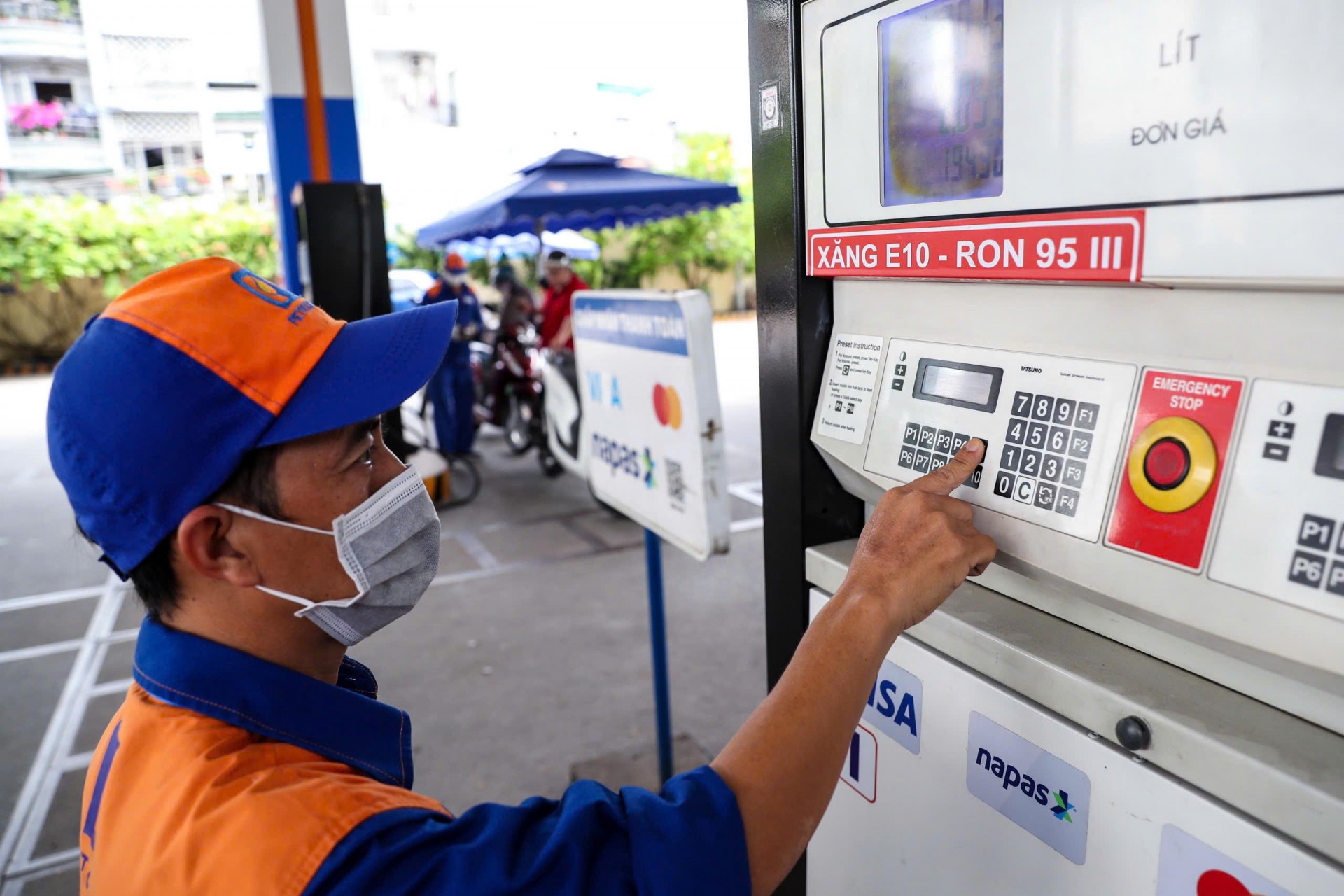 Xăng RON 95 bao giờ ngừng bán tại Việt Nam? Người dùng ô tô, xe máy cần chuẩn bị gì?