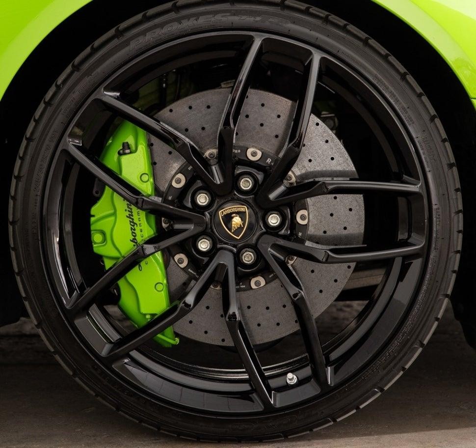 Phanh carbon ceramic là gì và có thực sự cần thiết không? Phanh carbon ceramic là gì và có thực sự cần thiết không?