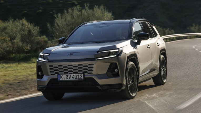 Toyota giảm sản lượng 83.000 xe xuất khẩu, RAV4 và Hilux bị ảnh hưởng Toyota giảm sản lượng 83.000 xe xuất khẩu, RAV4 và Hilux bị ảnh hưởng