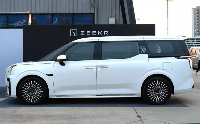 MPV điện Zeekr 009 nhận cọc: Giá 4,2 tỷ, ngang Toyota Alphard - có gì để thuyết phục khách Việt? MPV điện Zeekr 009 nhận cọc: Giá 4,2 tỷ, ngang Toyota Alphard - có gì để thuyết phục khách Việt?