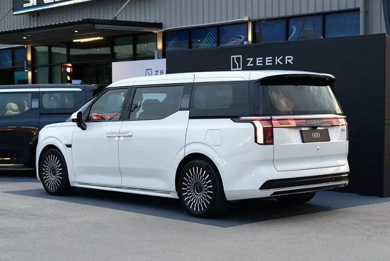MPV điện Zeekr 009 nhận cọc: Giá 4,2 tỷ, ngang Toyota Alphard - có gì để thuyết phục khách Việt? MPV điện Zeekr 009 nhận cọc: Giá 4,2 tỷ, ngang Toyota Alphard - có gì để thuyết phục khách Việt?