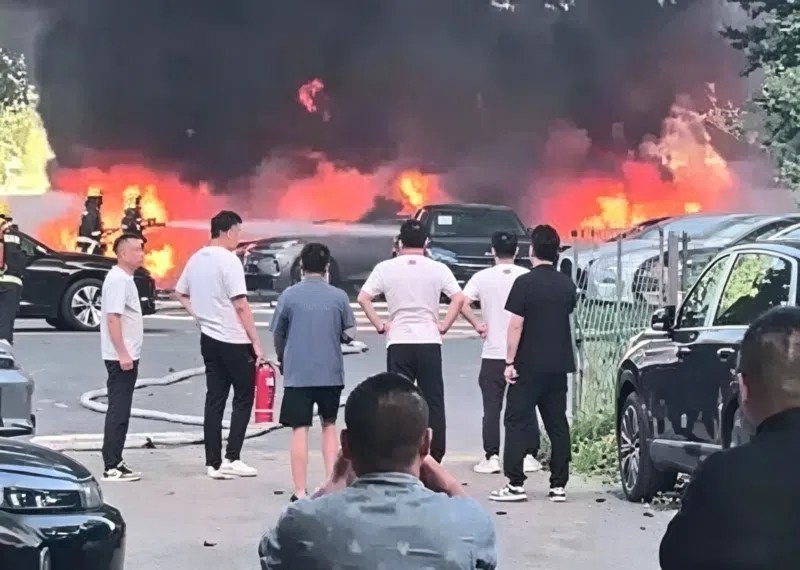 Đốt bông cây dương để dọn vệ sinh, cụ ông 74 tuổi vô ý gây cháy 20 xe điện tại bãi đỗ Đốt bông cây dương để dọn vệ sinh, cụ ông 74 tuổi vô ý gây cháy 20 xe điện tại bãi đỗ