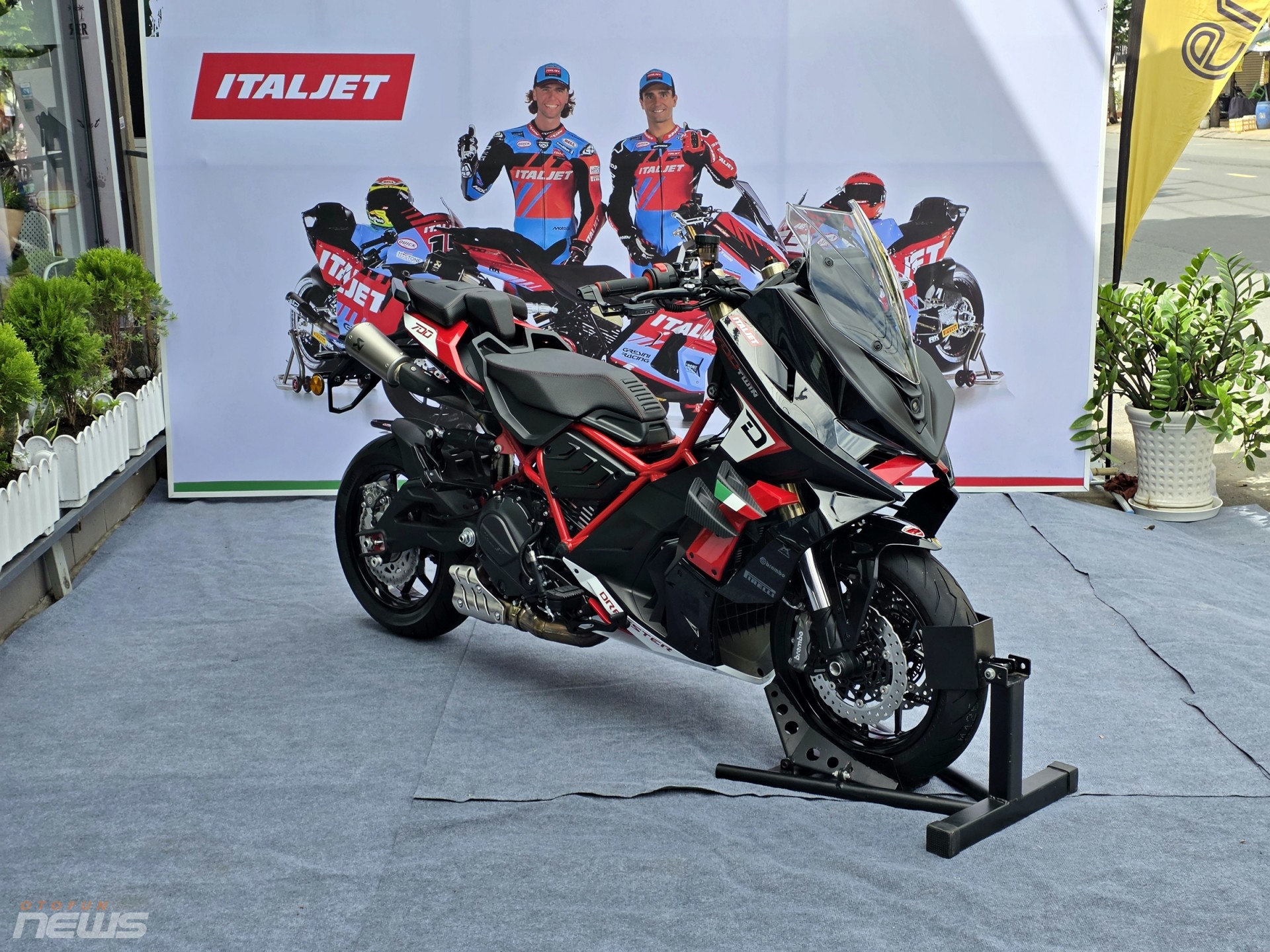 Italjet Dragster 700 Twin về Việt Nam với số lượng 25 xe, giá 428 triệu đồng Italjet Dragster 700 Twin về Việt Nam với số lượng 25 xe, giá 428 triệu đồng