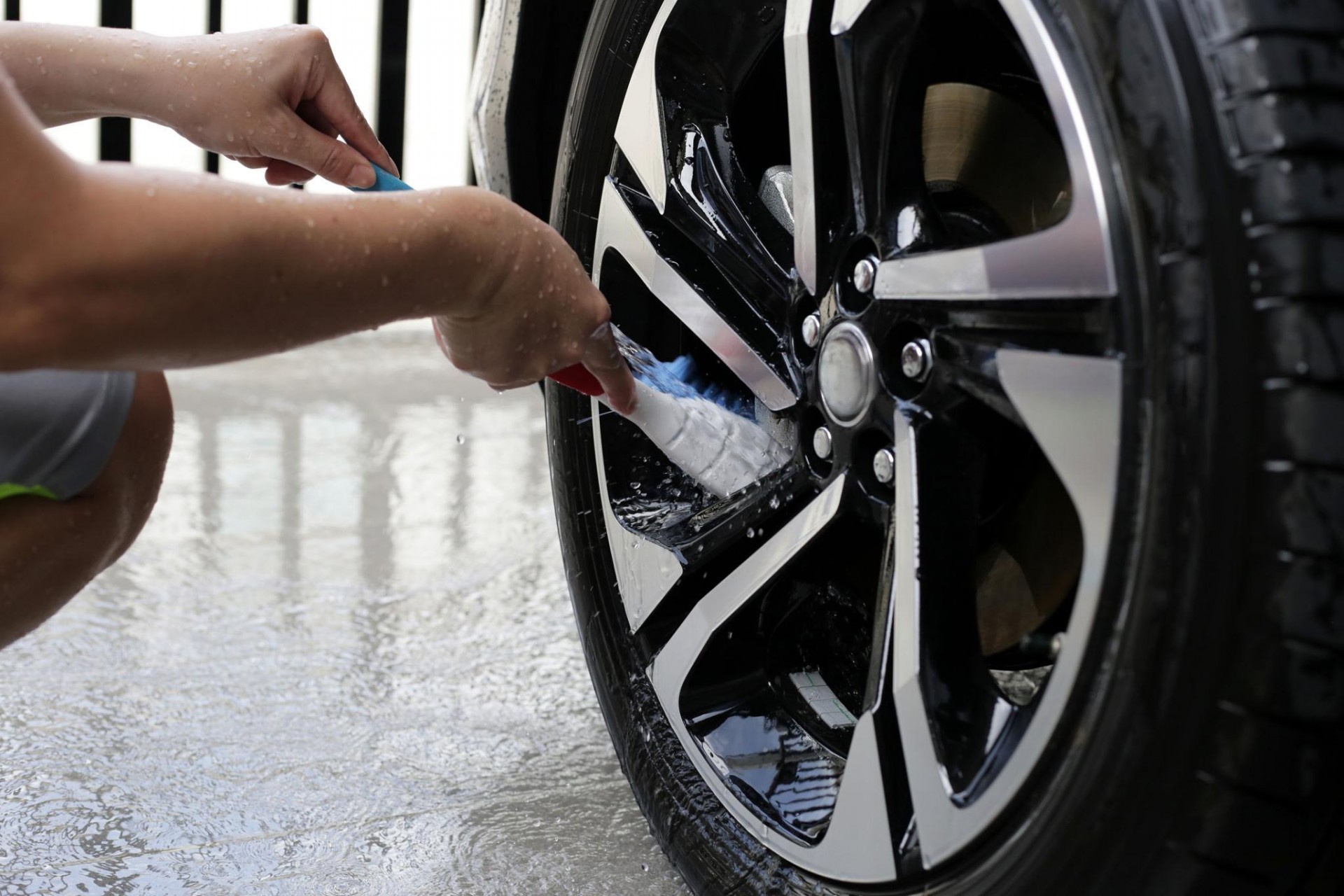Rửa xe bằng máy xịt áp lực cao có thể gây hư hại lốp không?