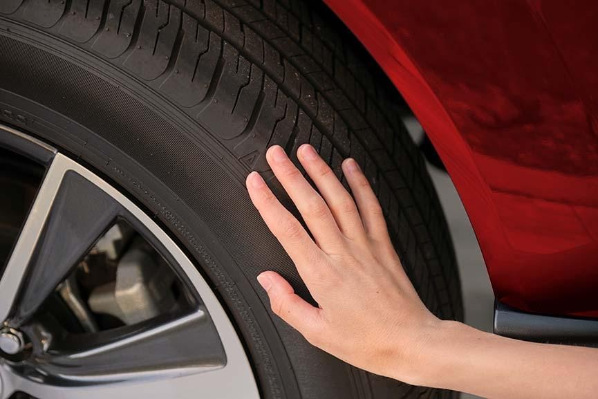 Rửa xe bằng máy xịt áp lực cao có thể gây hư hại lốp không?
