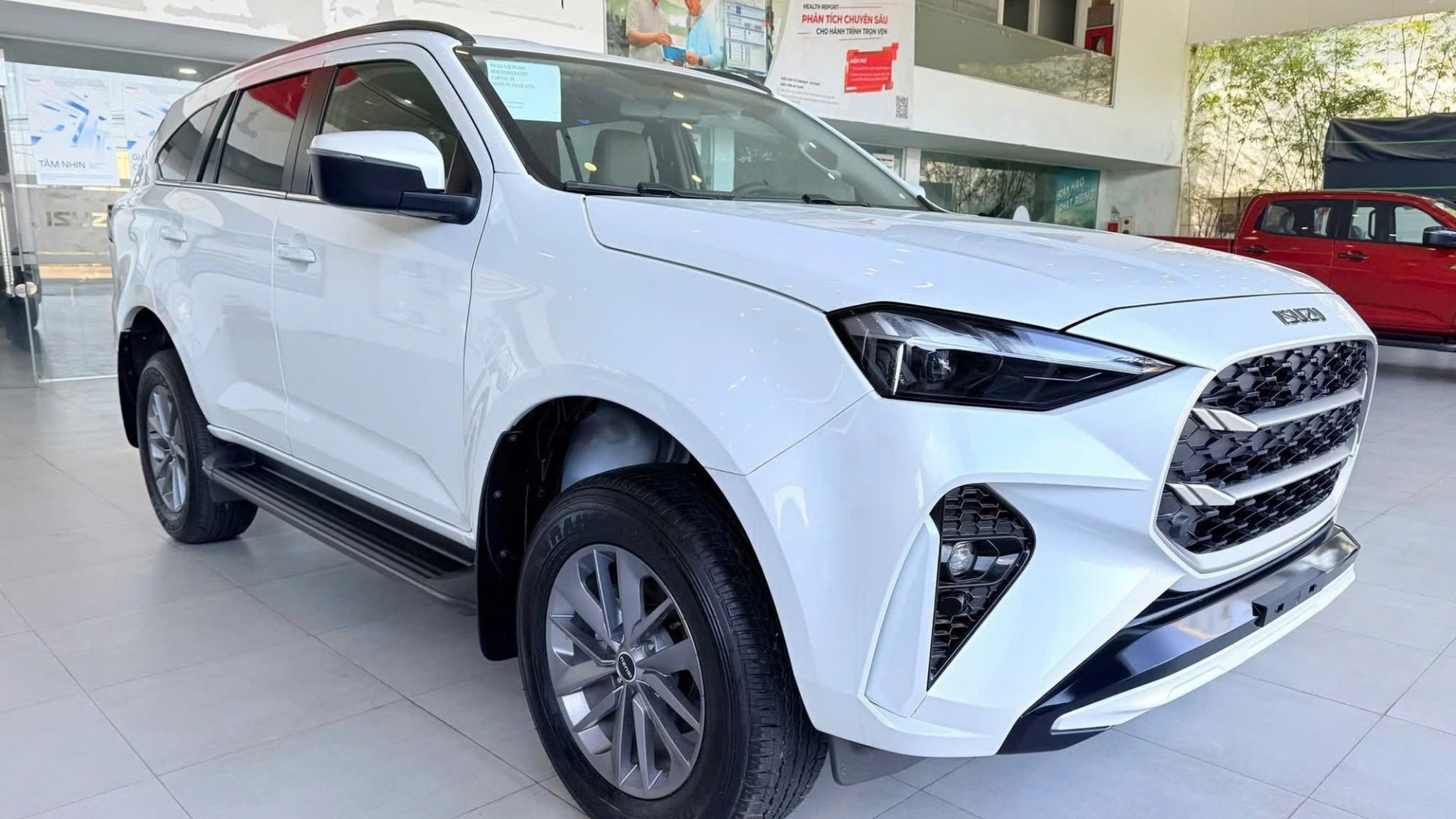 Isuzu mu-X xả kho giảm giá tới 115 triệu đồng tại đại lý