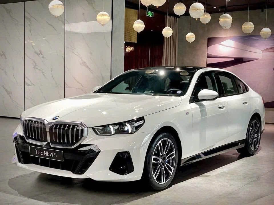BMW 5 Series dọn kho giảm giá mạnh tại đại lý, bản 'full' dưới 2 tỷ đồng BMW 5 Series dọn kho giảm giá mạnh tại đại lý, bản 'full' dưới 2 tỷ đồng