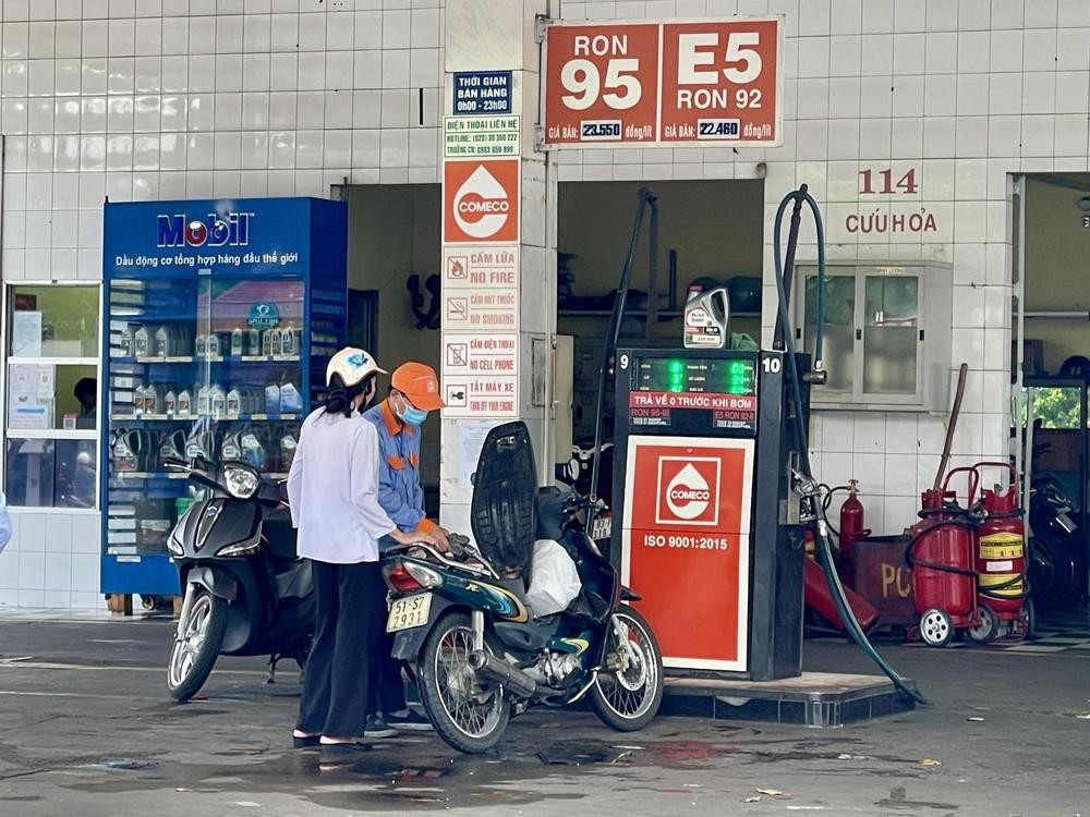 So sánh xăng E5 RON92 và E10 RON95: Nên đổ loại nào? So sánh xăng E5 RON92 và E10 RON95: Nên đổ loại nào?