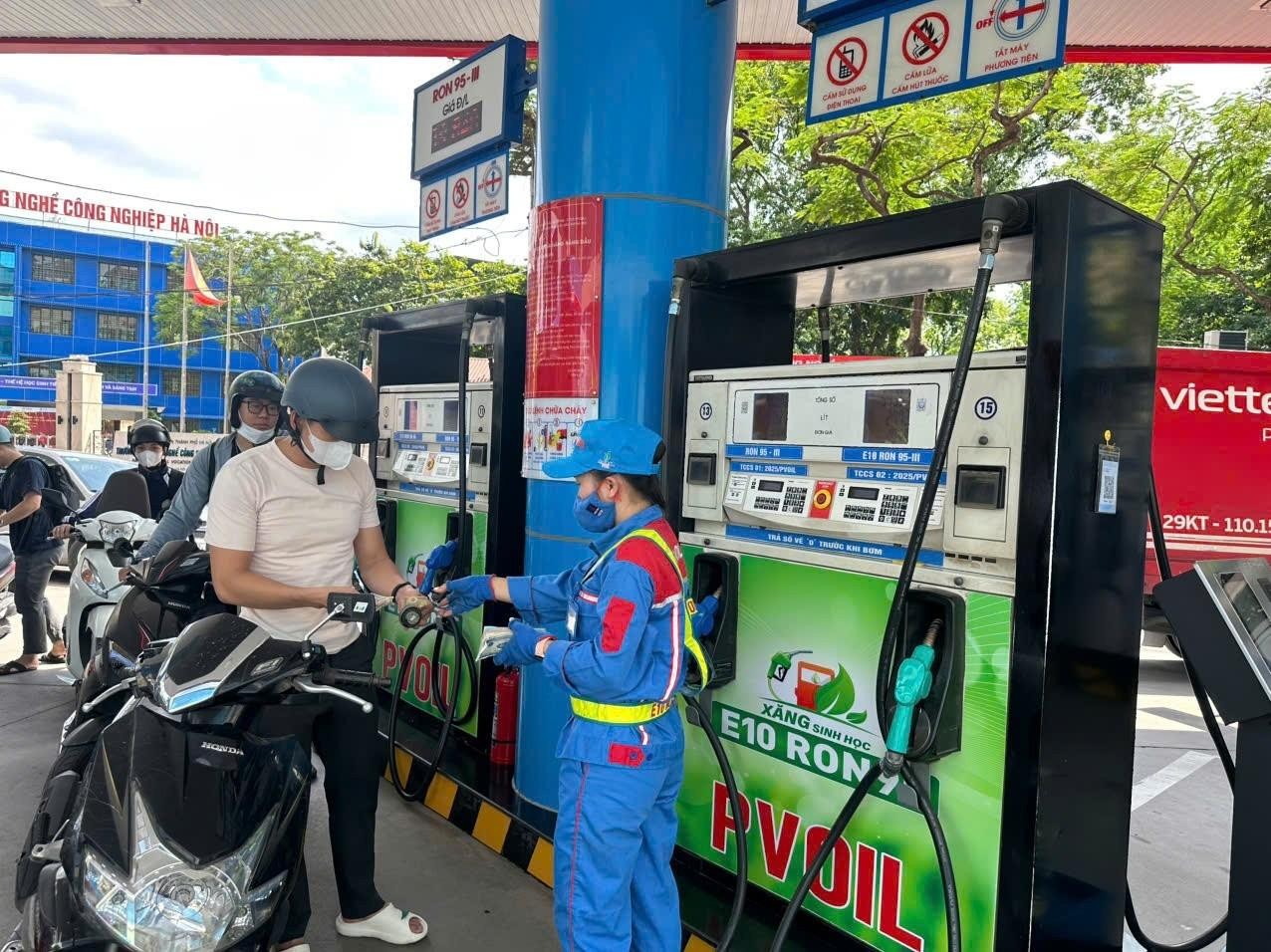 So sánh xăng E5 RON92 và E10 RON95: Nên đổ loại nào?