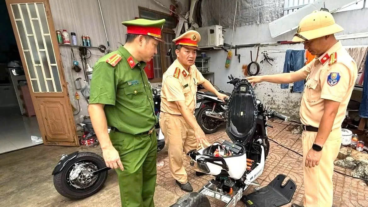 Thiếu niên 'độ' xe đạp điện chạy gần 100km/h