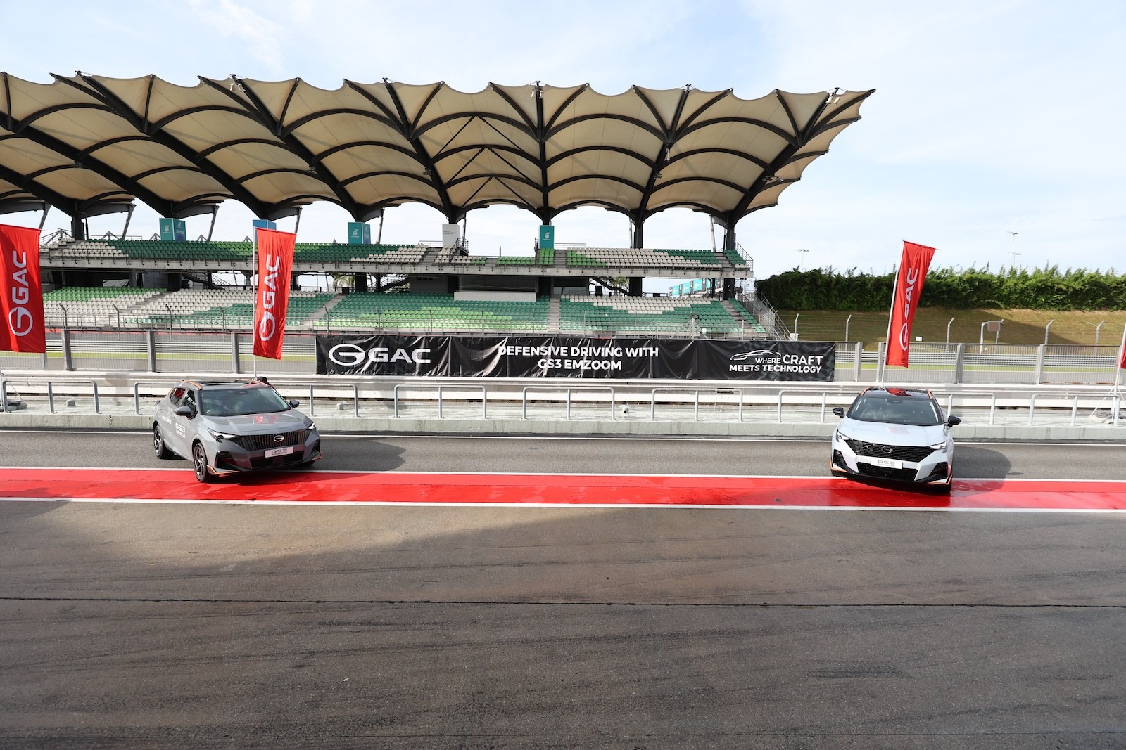Chạy thử xe GAC Emzoom tại Sepang: Hai vòng trên đường đua F1 cũ phơi bày điều gì về một chiếc SUV? Chạy thử xe GAC tại Sepang: Hai vòng trên đường đua F1 cũ phơi bày điều gì về một chiếc SUV?