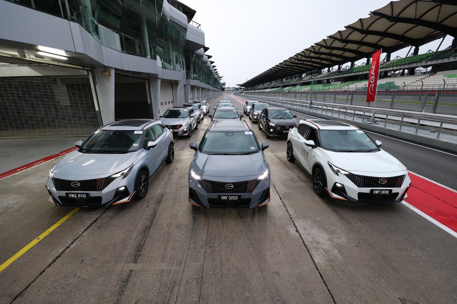 Chạy thử xe GAC Emzoom tại Sepang: Hai vòng trên đường đua F1 cũ phơi bày điều gì về một chiếc SUV? Chạy thử xe GAC tại Sepang: Hai vòng trên đường đua F1 cũ phơi bày điều gì về một chiếc SUV?