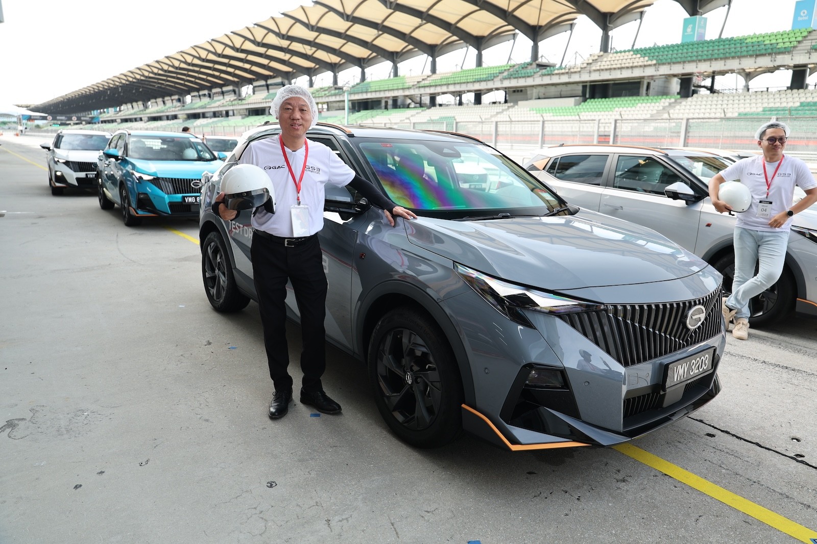 Chạy thử xe GAC Emzoom tại Sepang: Hai vòng trên đường đua F1 cũ phơi bày điều gì về một chiếc SUV? Chạy thử xe GAC tại Sepang: Hai vòng trên đường đua F1 cũ phơi bày điều gì về một chiếc SUV?